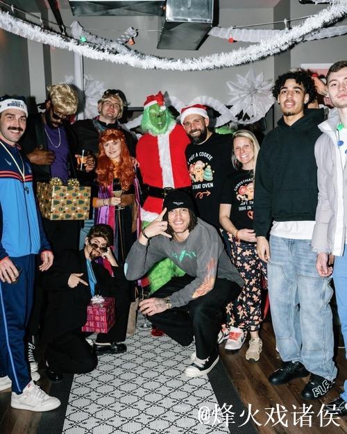 可爱球迷!掘金社媒晒两位身穿圣诞主题毛衣的球迷合影照片 可爱球迷!掘金社媒晒两位身穿圣诞主题毛衣的球迷合影照片